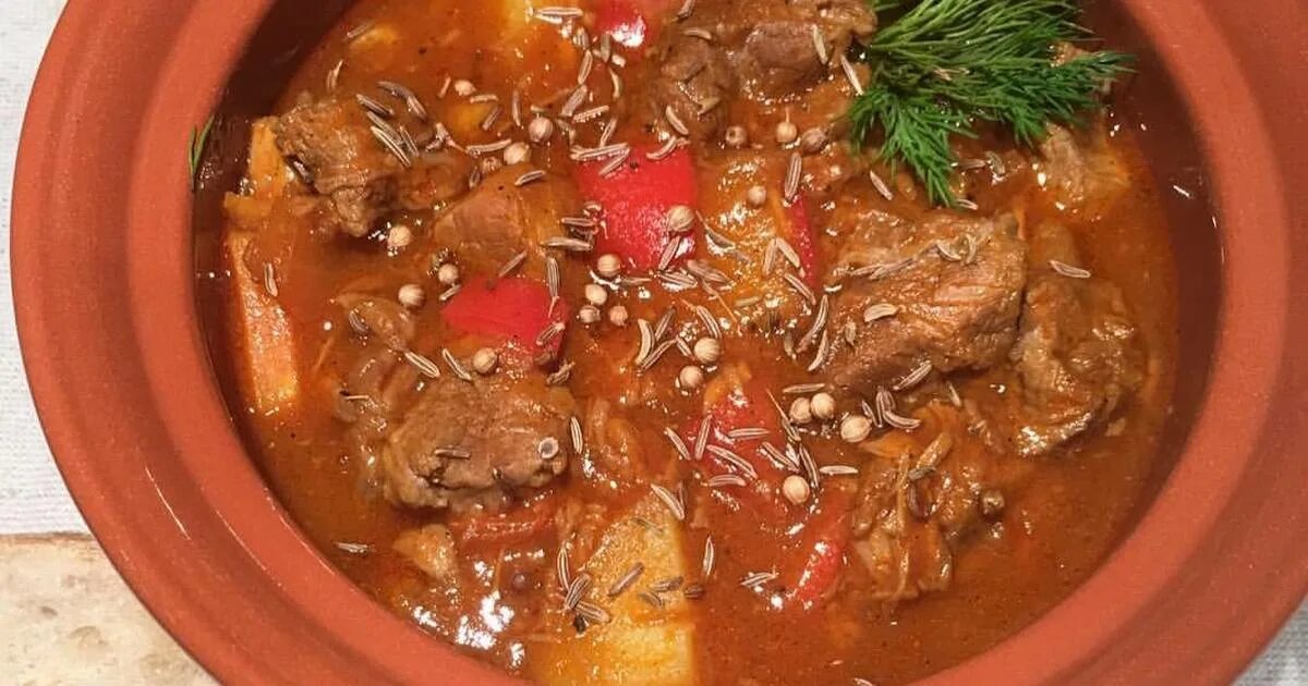 Гуляш в горшочке. Говяжий гуляш в горшочке. Гуляш в горшочке в духовке. Гуляш в горшочке в духовке. Гуляш в горшочке.