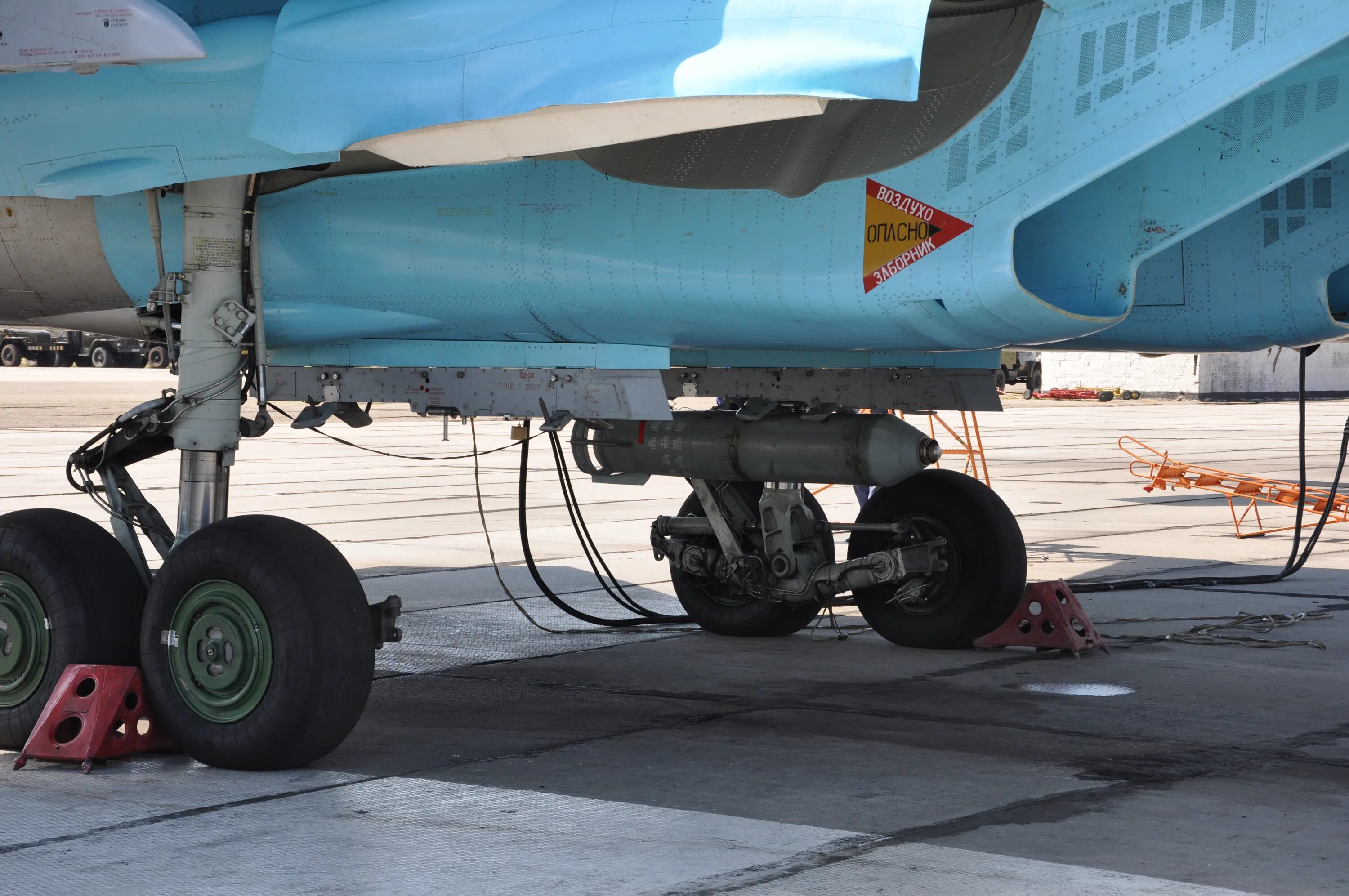 См шасси. Шасси самолета су 27. Шасси су 30. Передняя стойка шасси су 35 с. См шасси.