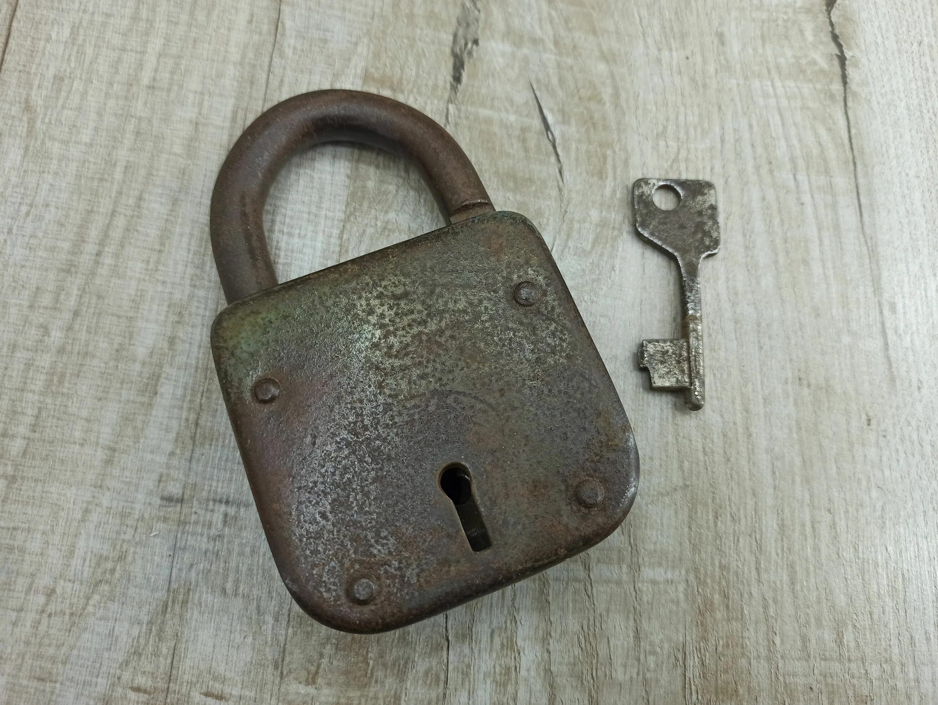 Авито замки на дверь. Замок Padlock 1960. Советские дверные замки. Советский замок. Старый Советский замок.