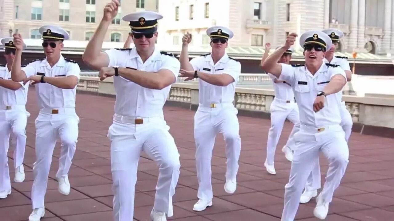 Моряки танцуют. Американские моряки. Танец американских моряков. Военные танцуют. Новые формы видео