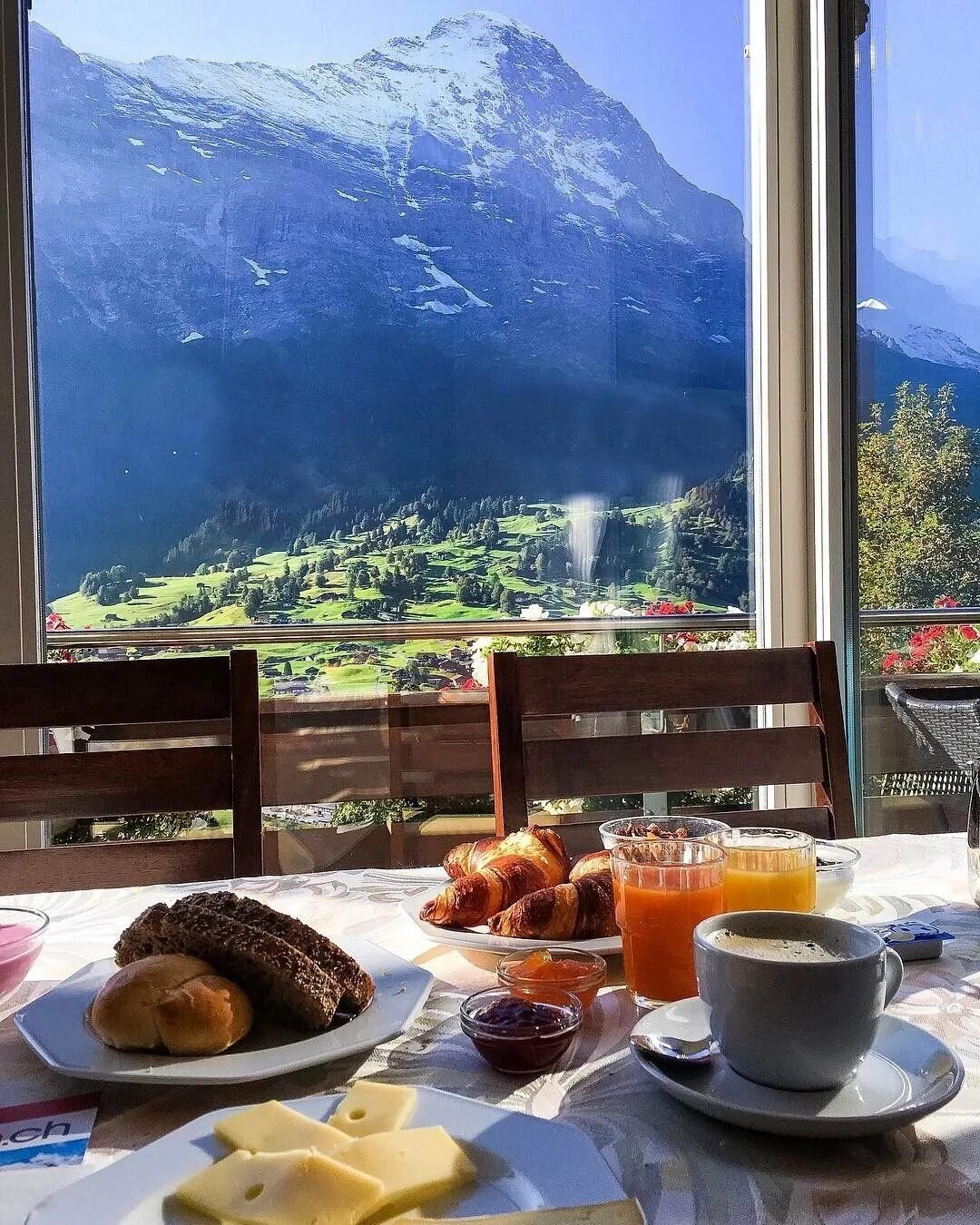 Земля с дома утро. Домик с видом на горы. Окно с красивым видом. Красивый вид из окна. Завтрак с видом на горы.