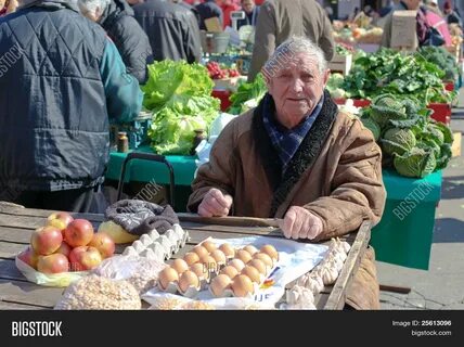 На рынке старуха старика продавала