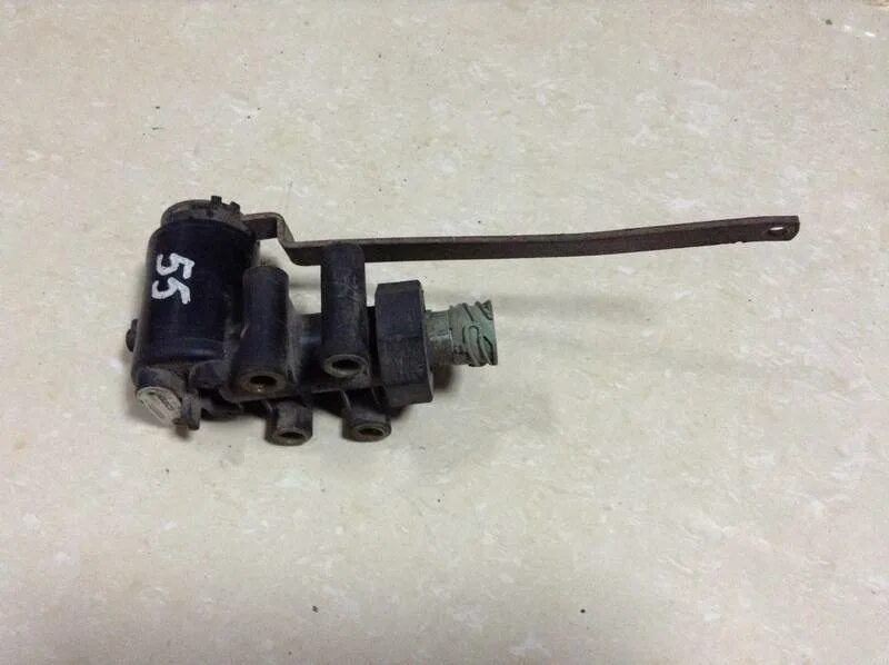 Кран управления подвеской рено премиум dxi. Кран уровня пола рено магнум. Кран уровня пола renault magnum. Кран уровня пола рено магнум 430. Кран уровня пола рено премиум 420 dci.