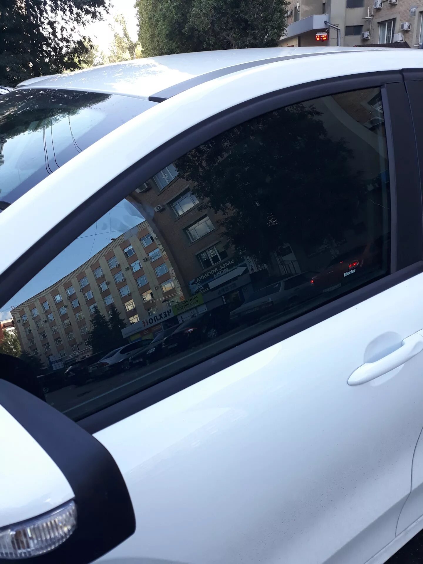 Тонировка qx70. Каркасные шторки 15% trokot. Каркасные шторки вид снаружи. Светопропускаемость тонировки. Альтернатива тонировке.