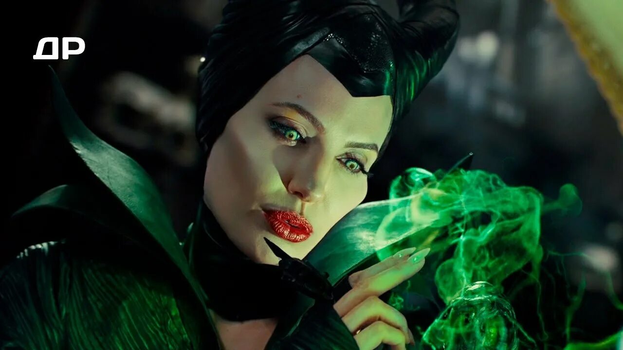 Малефисента 2 фильм 2019. Малефисента владычица тьмы эльфы. Король стефан малефисента. Анджелина джоли малефисента. Анджелина джоли малефисента плачет.