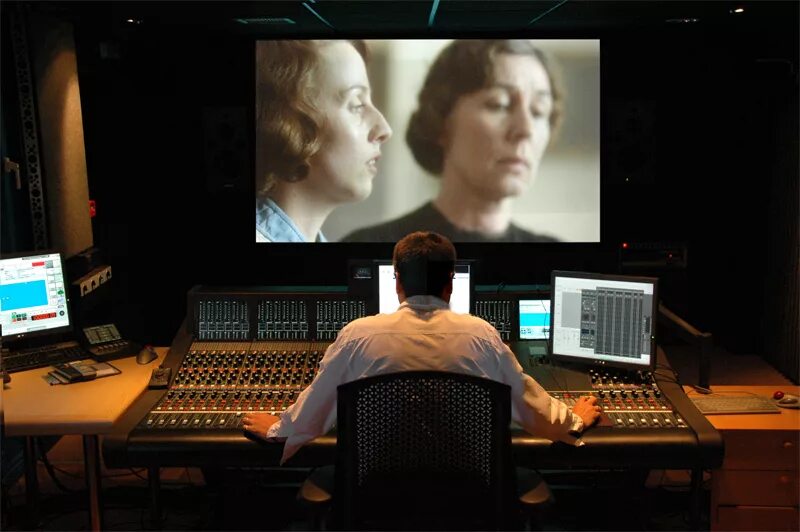 Черно белый искусственный интеллект аналитика. Ai video dubbing. Иоутубе. Topaz 2. Ai video dubbing.