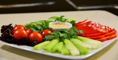 Тарелка с овощами на стол
