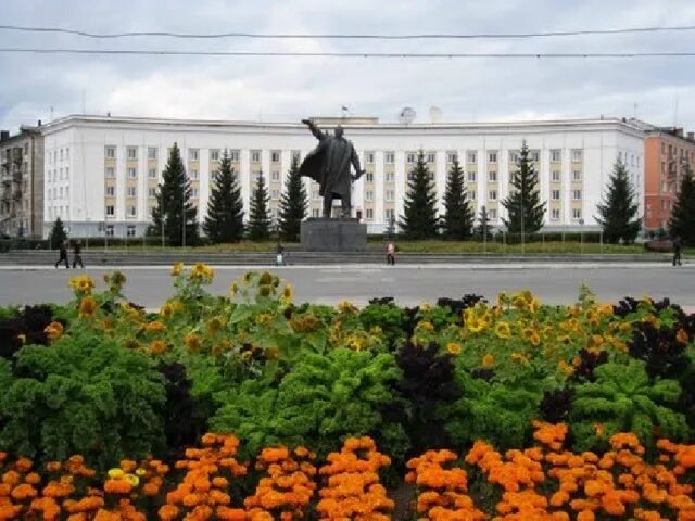 Центр краснотурьинска. Краснотурьинск центральная площадь. краснотурьинск площадь города. краснотурьинск площадь города памятник.