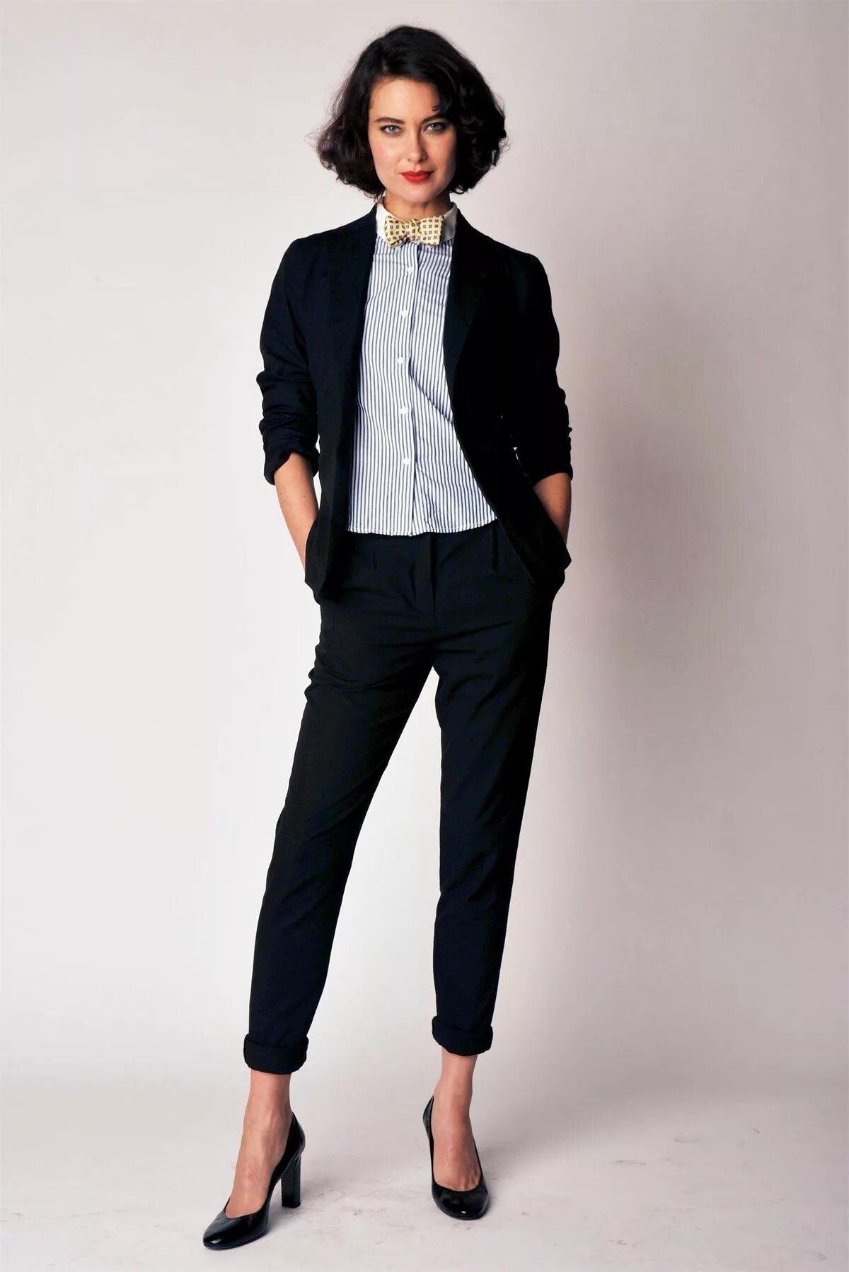 Официальная одежда для девушек. Классический стиль одежды. Деловой костюм. Классическая женская одежда. Офисный стиль одежды для женщин.