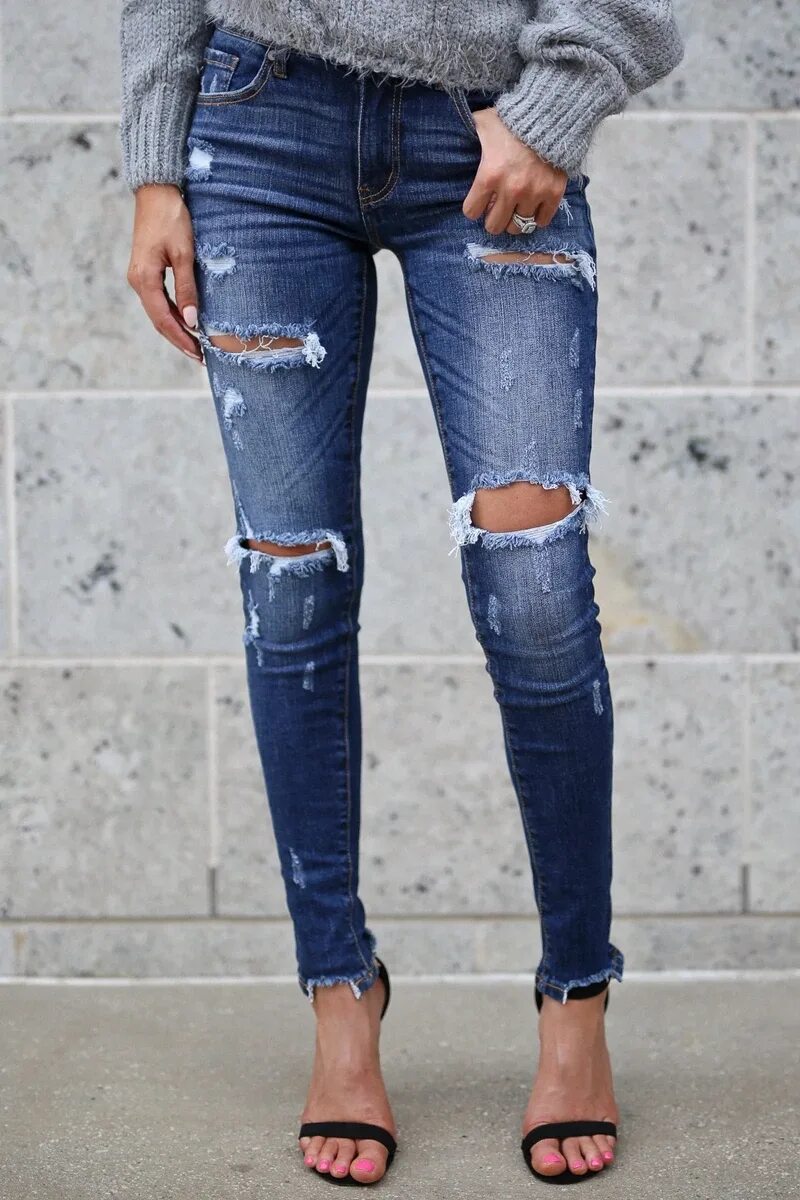 Какие модные джинсы фото. Рваные джинсы женские. Джинсы с дырками. Порванные джинсы женские. Драные джинсы.