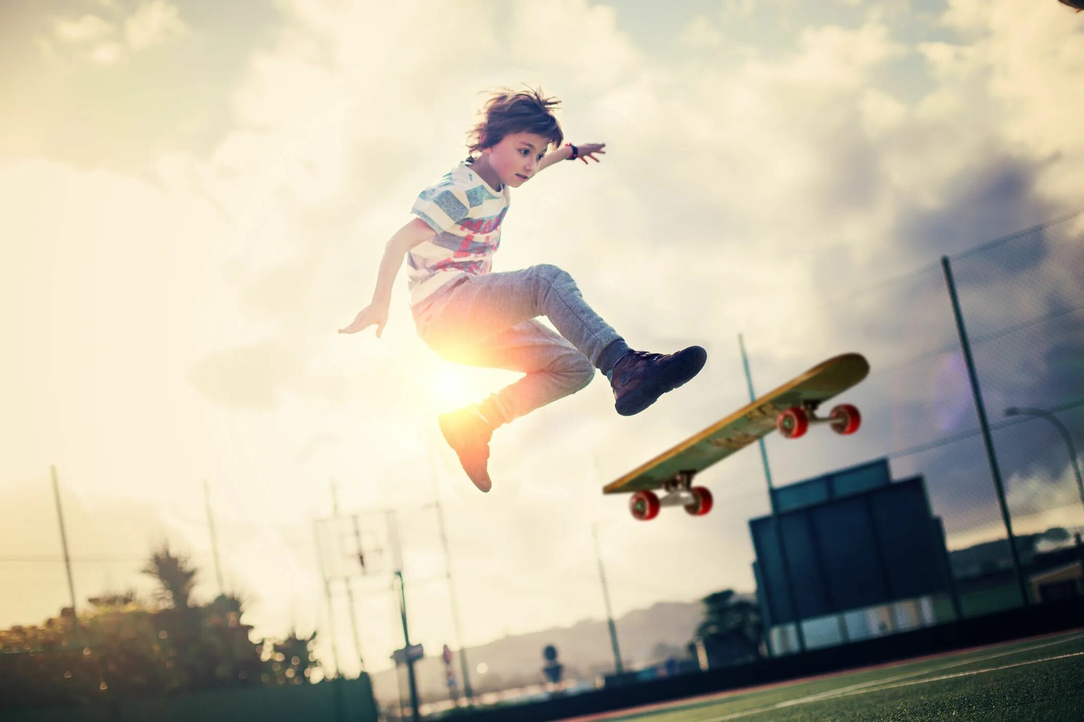 Скейтбордист в прыжке. Скейтеры. Ребенок на скейте. Мальчик катается на скейтборде. I can skate