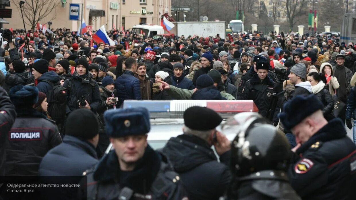Оппозиционные активисты. Оппозиционер власти. Оппозиционер власти. Народ против власти. Оппозиционер власти.