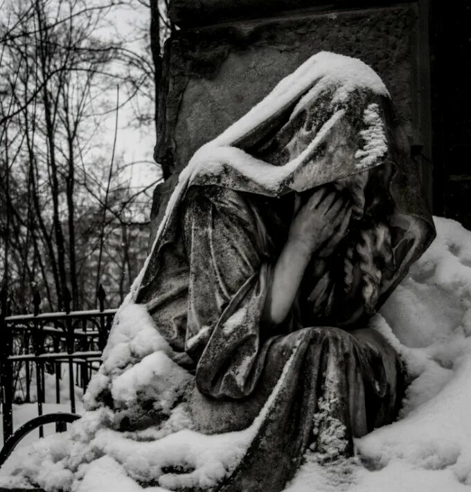 Жертвы нового года. Введенское кладбище Эстетика. Зимнее кладбище. Кладбище зимой. Могила зима.