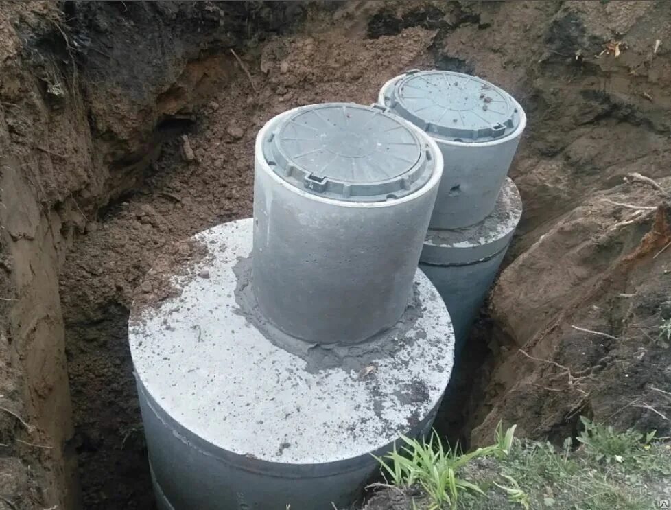 Дренажный колодец из жби колец. Колодец для туалета на даче. Кольца для выгребной ямы. Канализационная яма из бетонных колец с переливом. Септик из бетонных колец с переливом.