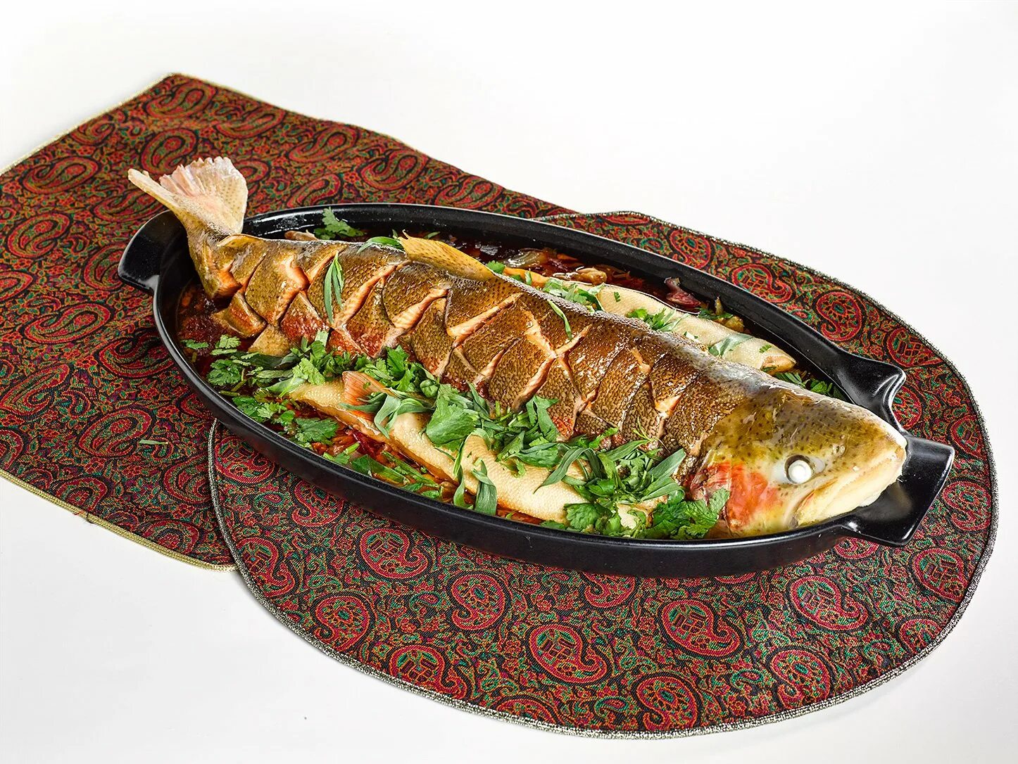 Сурами рыба. Севанская форель армянская блюда. Армянская рыба Ишхан. Севанская форель блюдо. Форель Монтенегро блюдо.