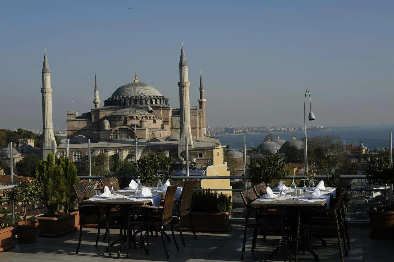 Sultanahmet Restaurant Стамбул Фатих. Отель в Стамбуле с видом на голубую мечеть. Адамар Турция.