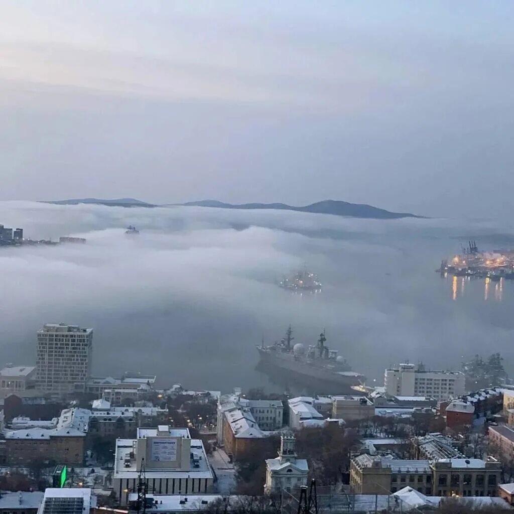 Во сколько утро во владивостоке. Туманный Владивосток. Владивосток туман. Туманный стон Владивосток. Набережная Владивосток в тумане.