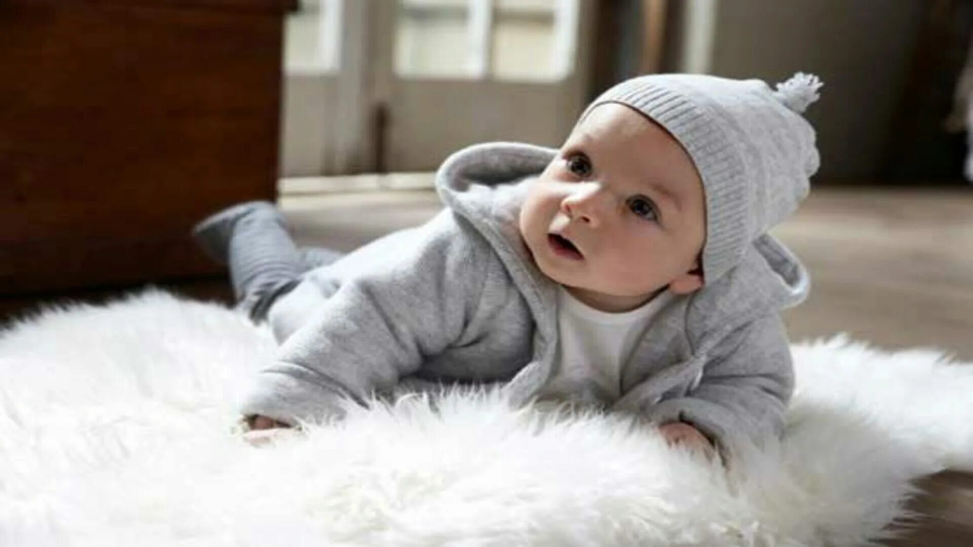 Как тепло одевать новорожденного. Ребенок тепло одет. Новорожденный тепло одет. Новорождённый ребенок в зимней одежде. Детки 7 месяцев зима.