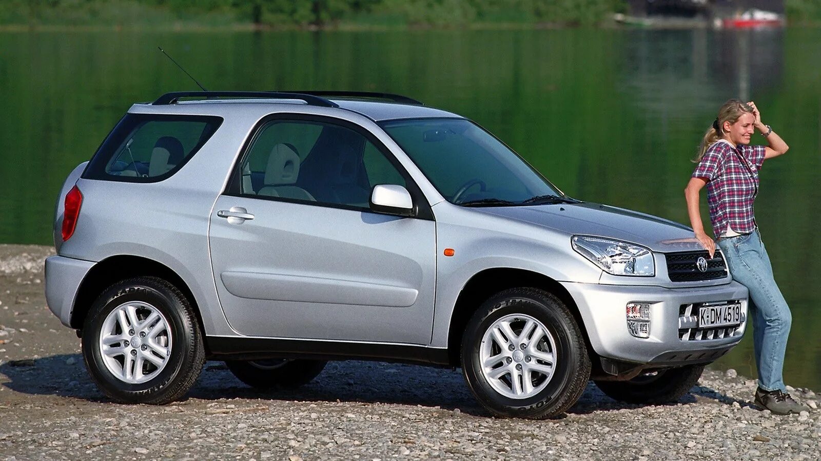 Toyota rav4 3. Toyota rav4 2 поколение. Toyota rav4 трёхдверный. Тойота рав 4 2000.