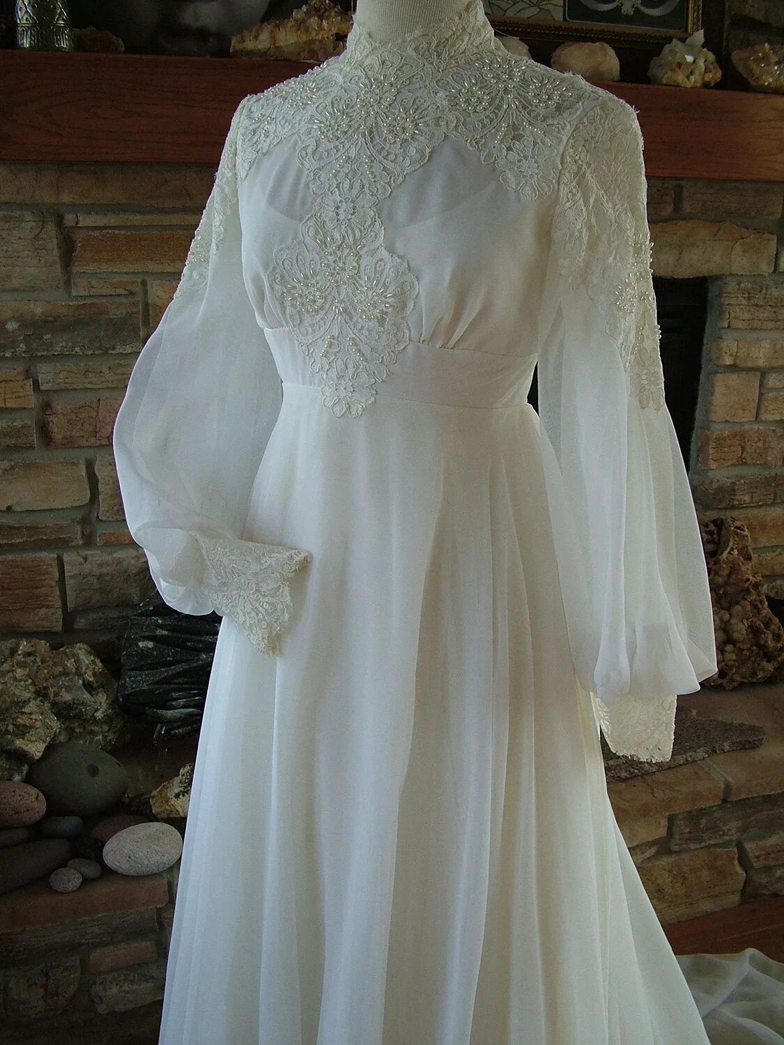 Платья под старину. Винтажное свадебное платье. Свадебное платье с рукавами. Венчальное платье. Старинные Свадебные платья.
