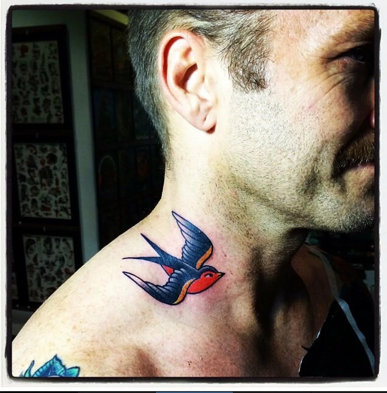 Тату на шее. Тату ласточка на шее. Тату ласточка. Тату ласточка. Тату ласточка на шее.