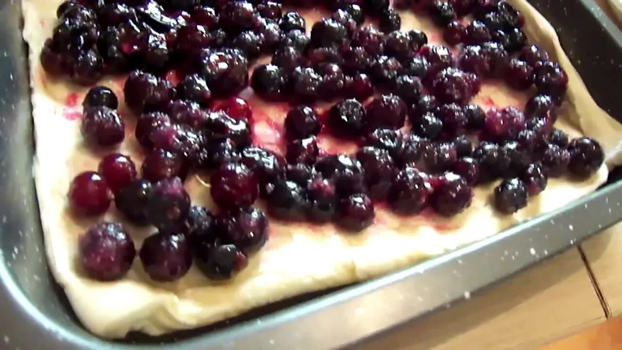 Слоеный пирог с вишней с готовым тестом. Пирог из слоеного теста с ягодами. вкусный пирог с ягодами из слоеного теста. пирожки из слоёного теста с ягодами. пирог с ягодами замороженными и слоеного теста.