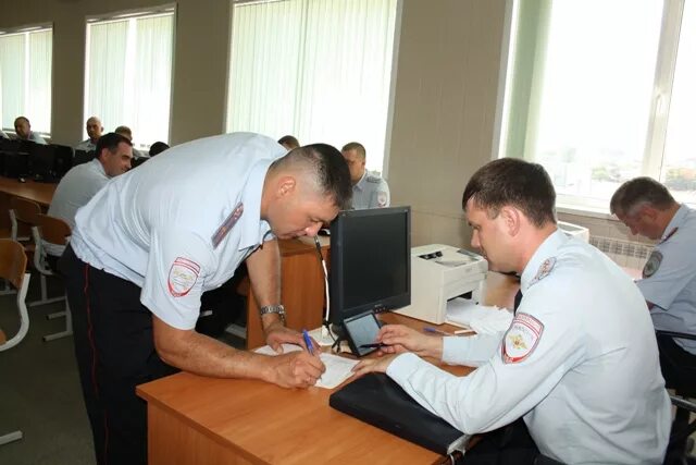 Экзамен гибдд тюмень. Южноуральск инспектор РЭО ГИБДД. Регистрационно-экзаменационный пункт. Регистрационно-экзаменационное подразделение. Сотрудники РЭО ГИБДД.