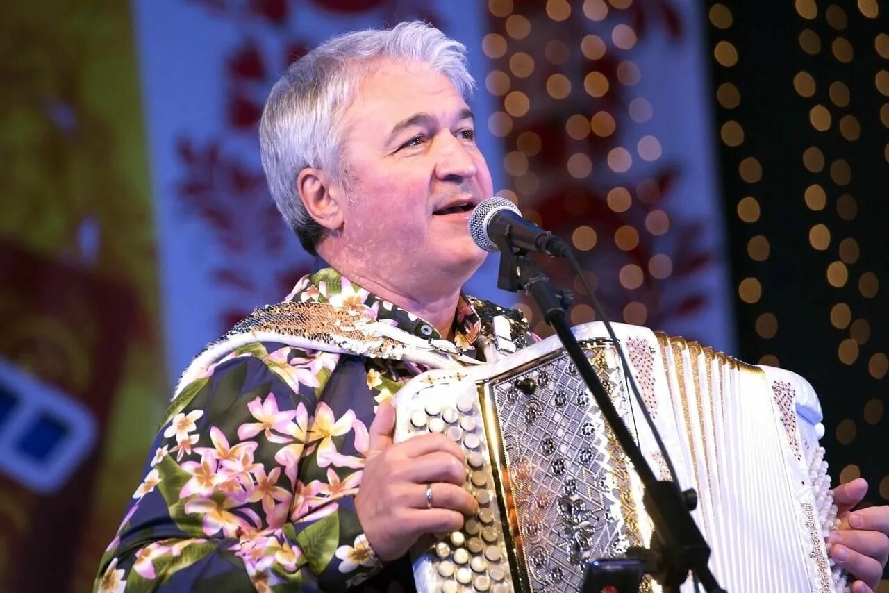 Баянист песня слушать. Беляев баянист. Булат шарипов баянист. Гармонист вячеслав абросимов. Игорь шевков баянист.