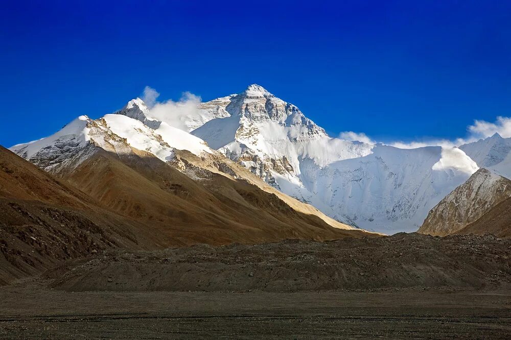 Махалангур-Химал Гималаи. Высокие горы. Середина горы. Граница Непала и Китая Эверест. Где находится самая высокая гора эверест