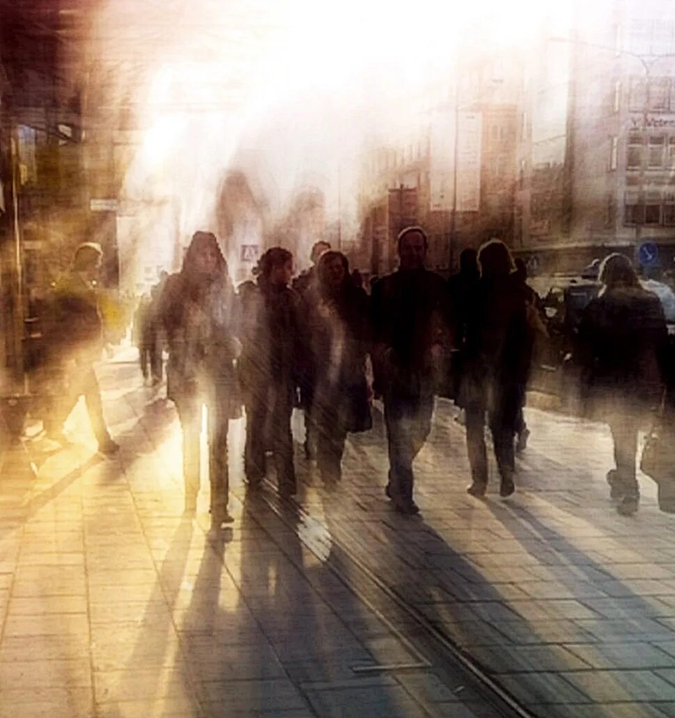 Человек среди толпы. Толпа людей ночью. Одинокий человек в толпе. Одиночество в толпе цитаты. Одинокий человек в толпе.