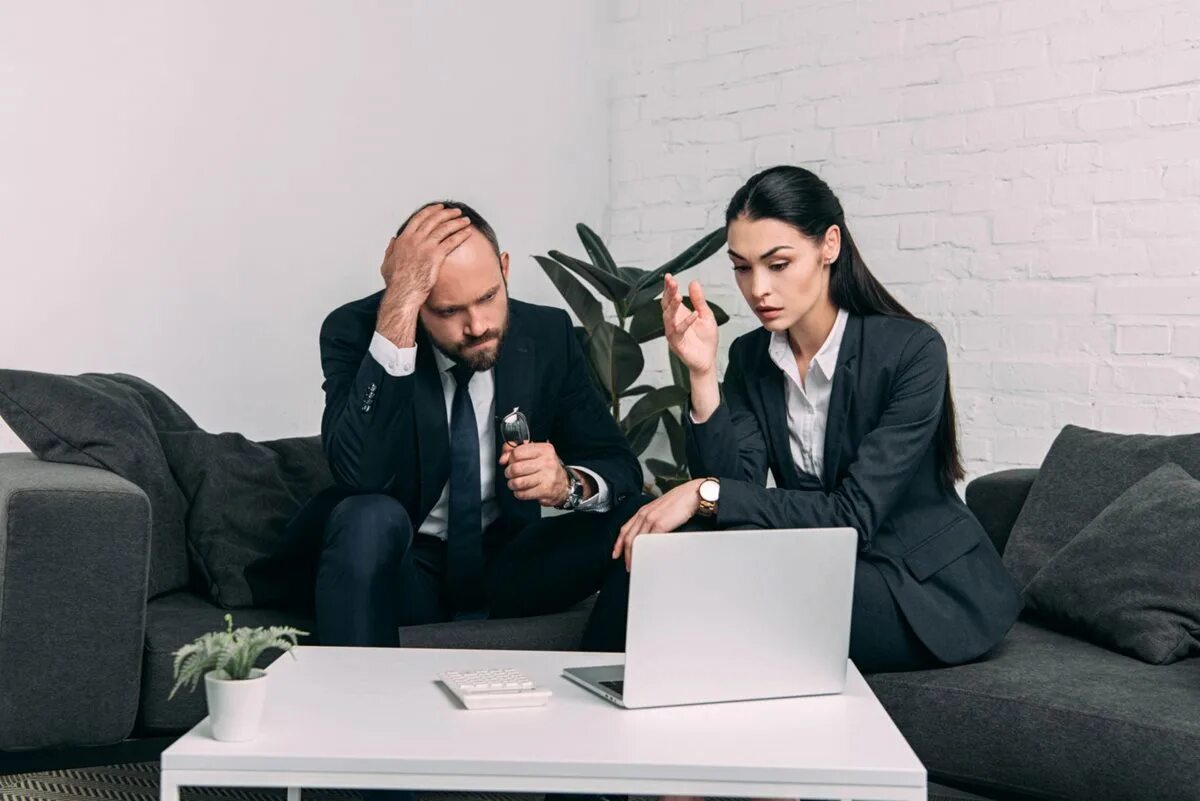 Парень и девушка дружат. Переговоры женщина и мужчина. Соглашается на данную. Соглашается на данную. Общительный человек.