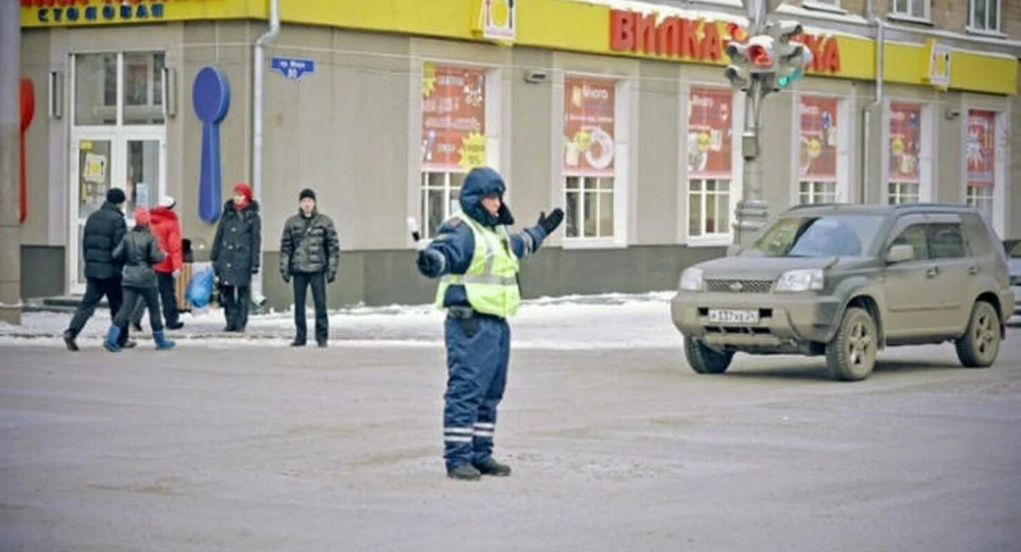 Регулировщик в аэропорту. Регулировщик на дороге. регулировщик фото. регулировщик на дороге фото.