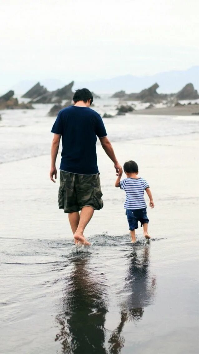 Отец мальчика считал. Отец и сын. Отец и сын картинки. Папа картинка для детей. Трогательные истории море.