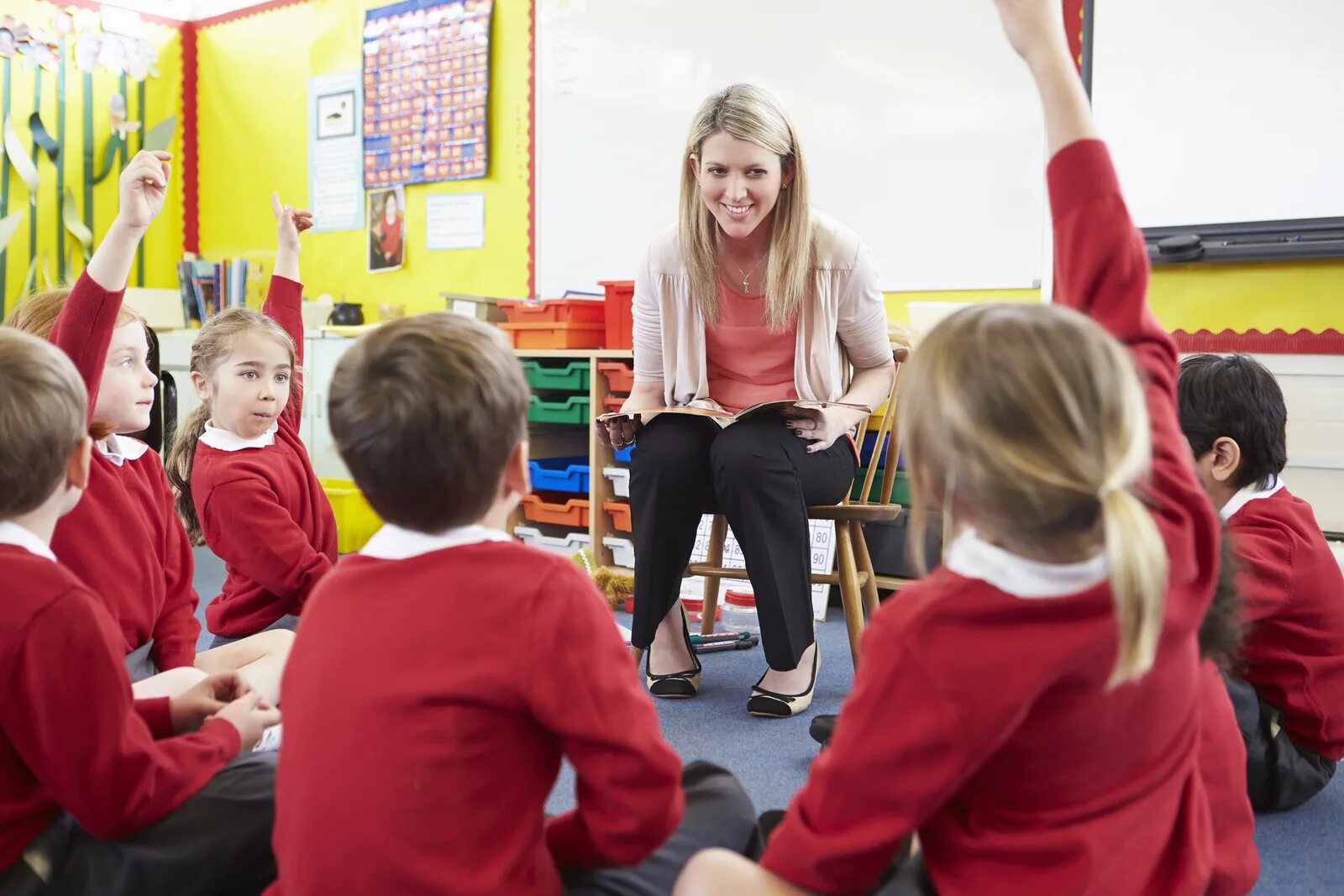 Preschool teachers. Дети в школе. Учитель беседует с детьми. Педагог и ученик. Беседа с детьми.