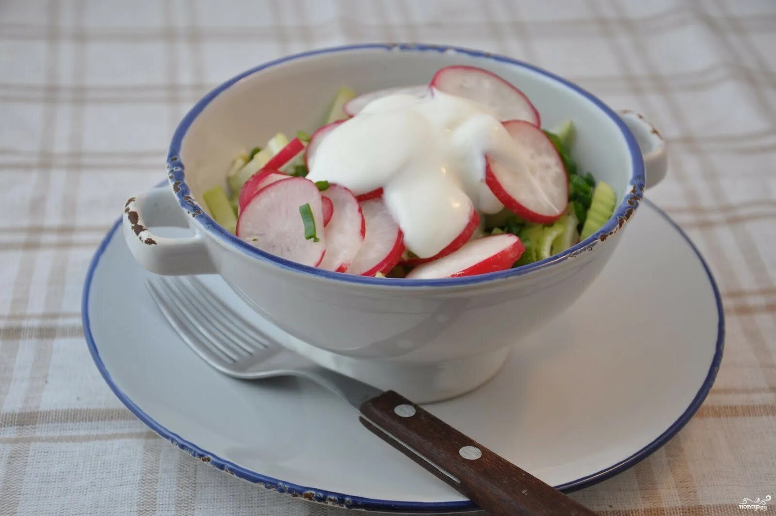 Салат из редиски вкусный рецепт. Салат с редиской и сметаной. Салат из редиски со сметаной. Весенний салат с редиской. Салат из редиса и сельдерея.