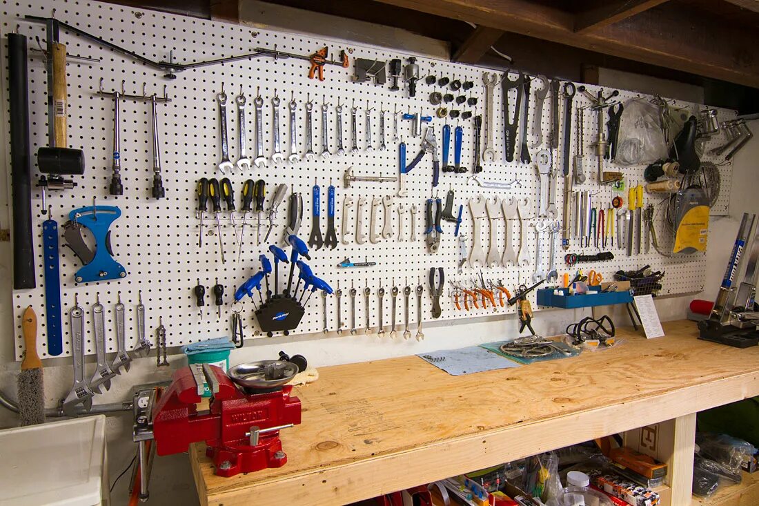 Мастерская примеры. Обустройство гаража. Обустройство мастерской в гараже. Комната с инструментами. Оборудование для гаража.