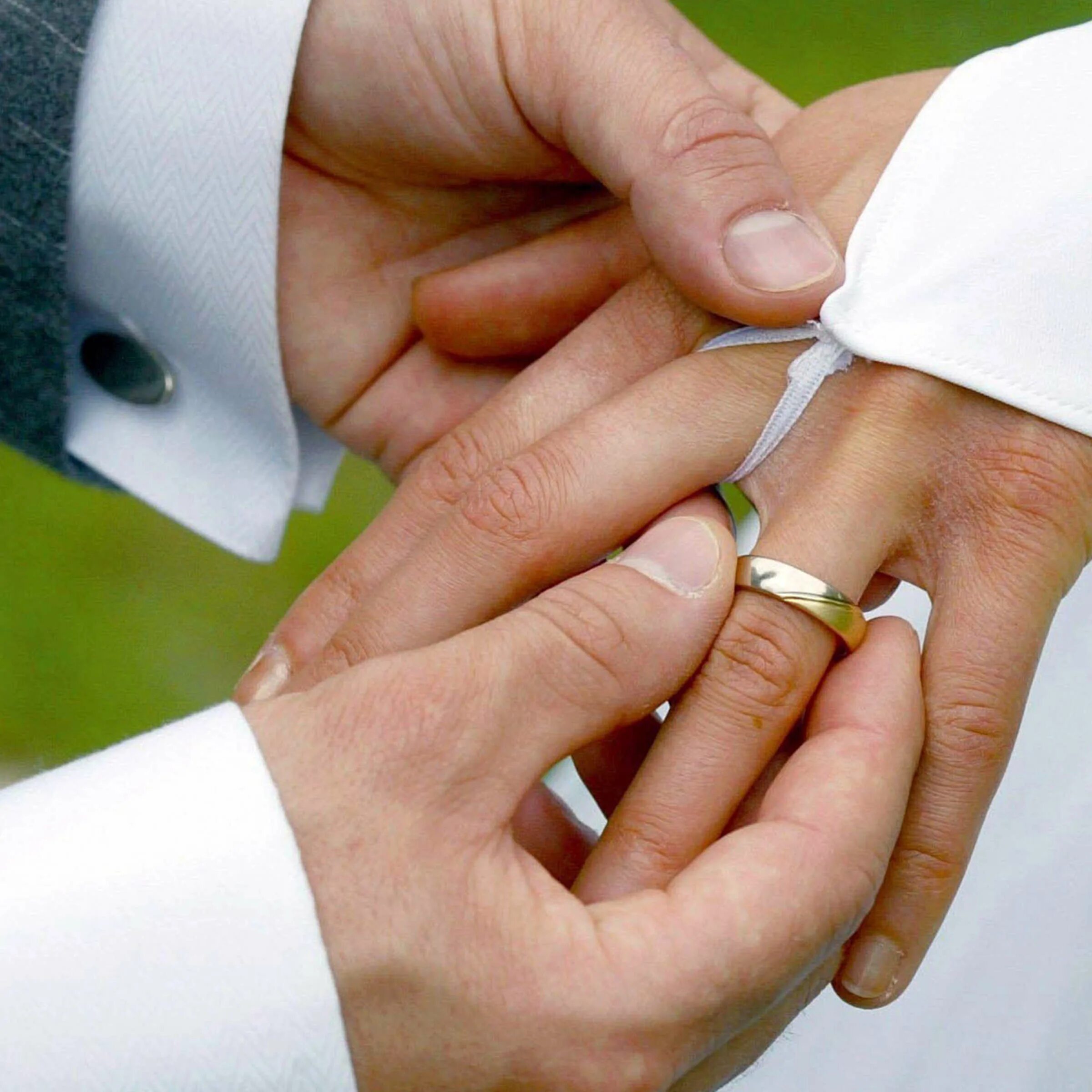 Mens wedding bands. Турки на какой руке носят обручальное кольцо. Армяне на какой палец одевают обручальное. На какую руку одевают обручальное кольцо. На какой руке носят обручальное кольцо.