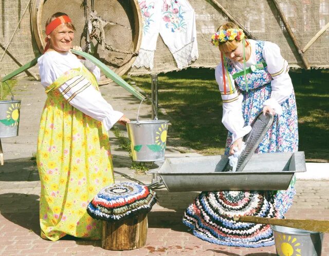 Девушка с коромыслом. Группа коромысло. Коромысло с ведрами. Коромысло с ведрами. Изображение коромысла.
