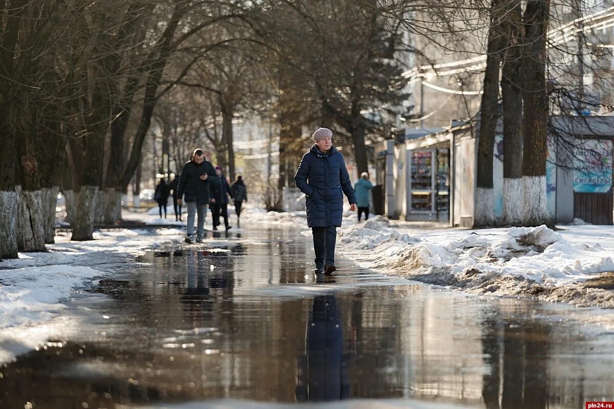 Погода во второй половине апреля. Снег в апреле. Апрель снег ручьи. Псков весной.