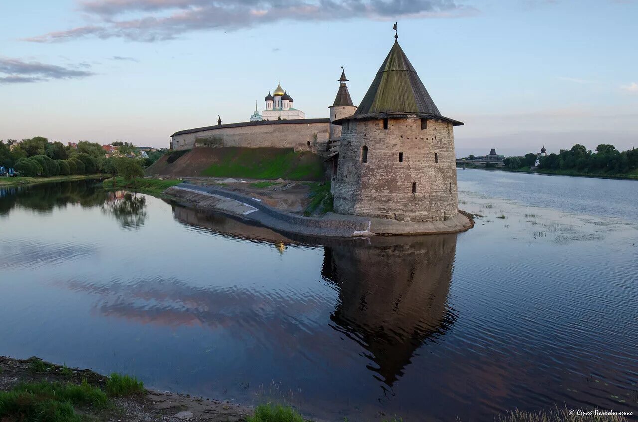 Путешествие в Псков. Псковский Кремль. Плоская башня Псковского Кремля. Путешествие по России. Тур новгород псков