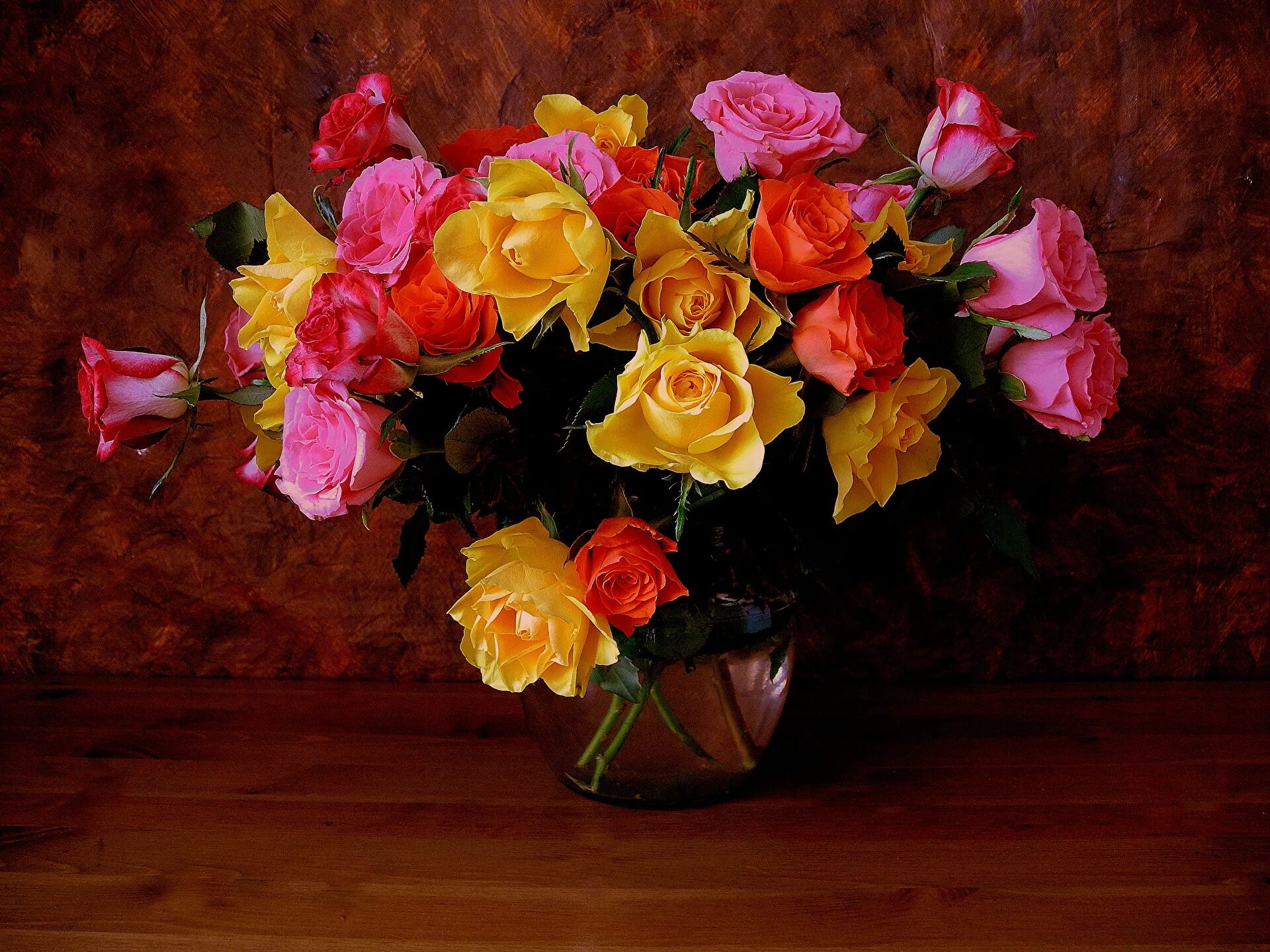 Лучшие розы в вазе. Красивый букет в вазе. Натюрморт. Шикарные цветы в вазе. Розы в вазе.
