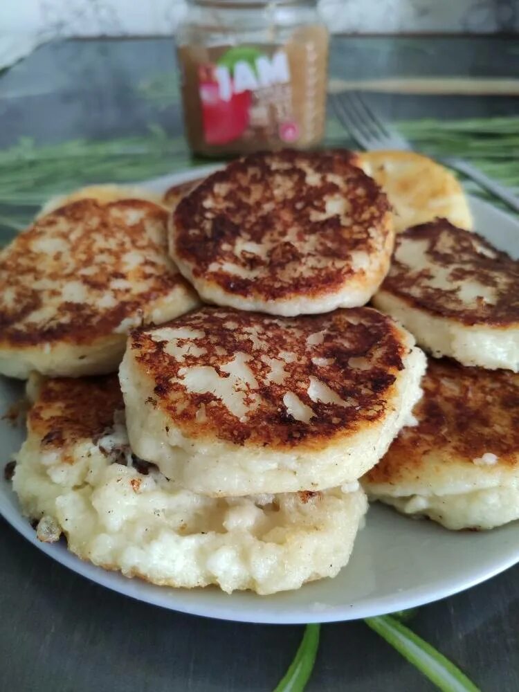 Сырники из сырков. Сырники из творога. Сырники фото. Творожники из творога. Сырники из творога квадратные.