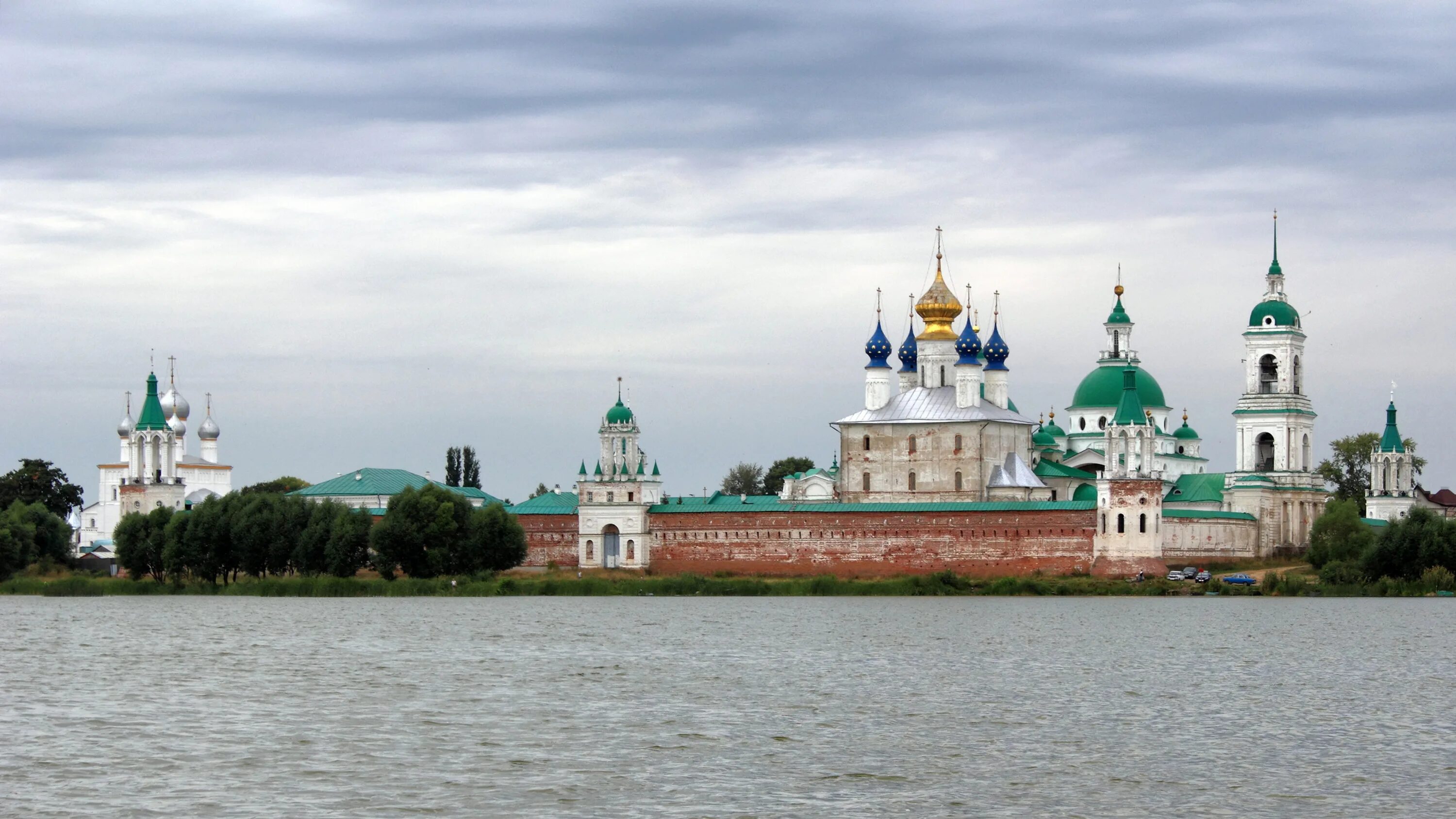 Ростов великий река. Озеро Неро Ростов Великий. Набережная озера Неро в Ростове Великом. Озеро Неро Спасо-Яковлевский монастырь. Ростов Великий Кремль на озере Неро.