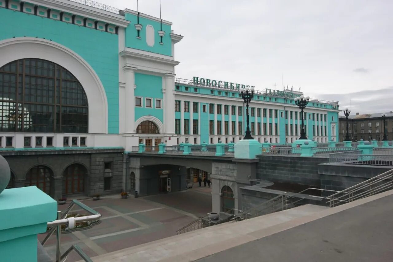 ЖД вокзал Новосибирск главный. Новосибирск ЖД вокзал внутри. Главный Новосибирский вокзал изнутри. ЖД вокзал Новосибирск главный внутри.