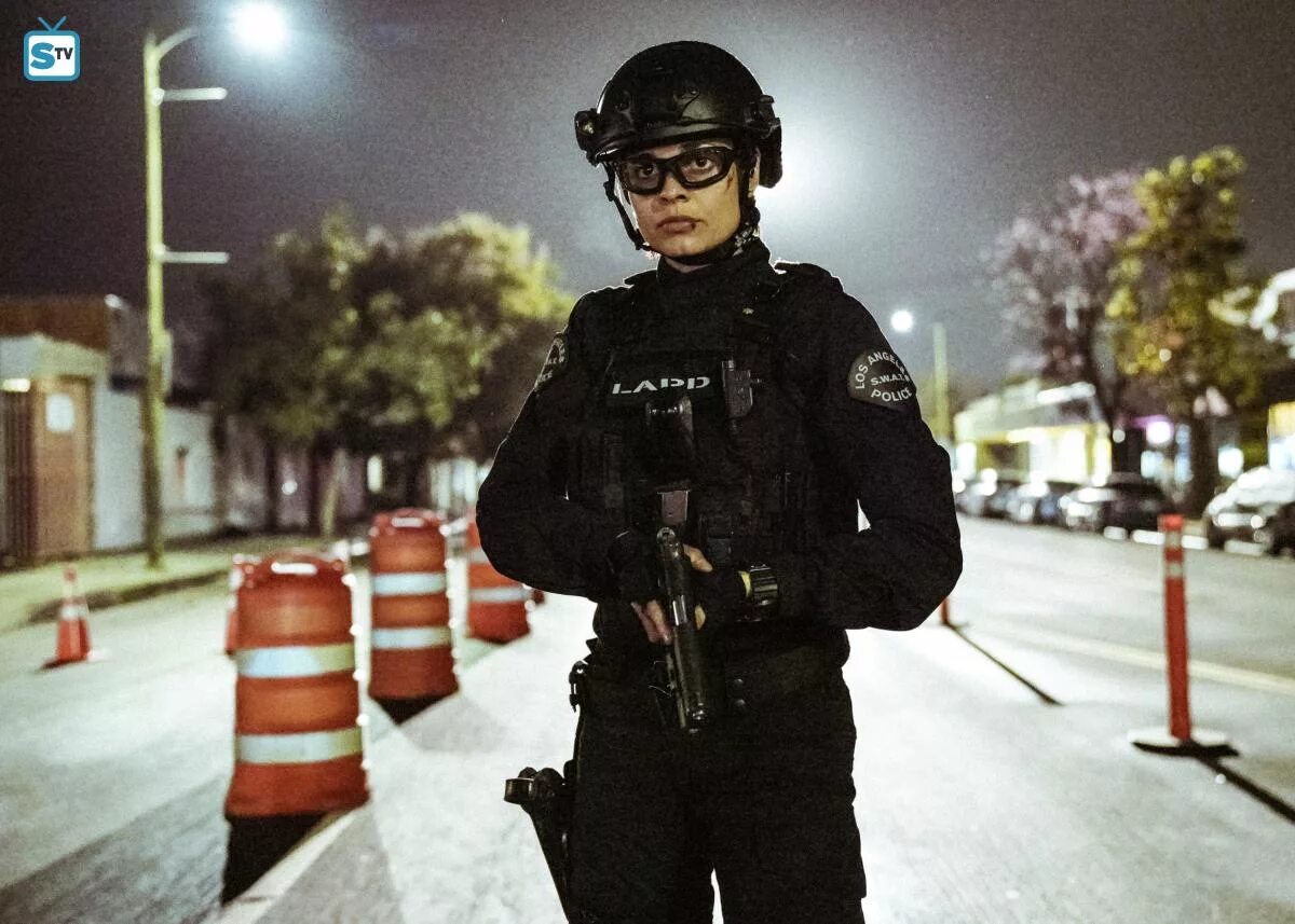 Swat playing with fighter pilot. Лина эско спецназ города ангелов. лина эско спецназ. сват спецназ города ангелов. актриса сериала swat lina esco.