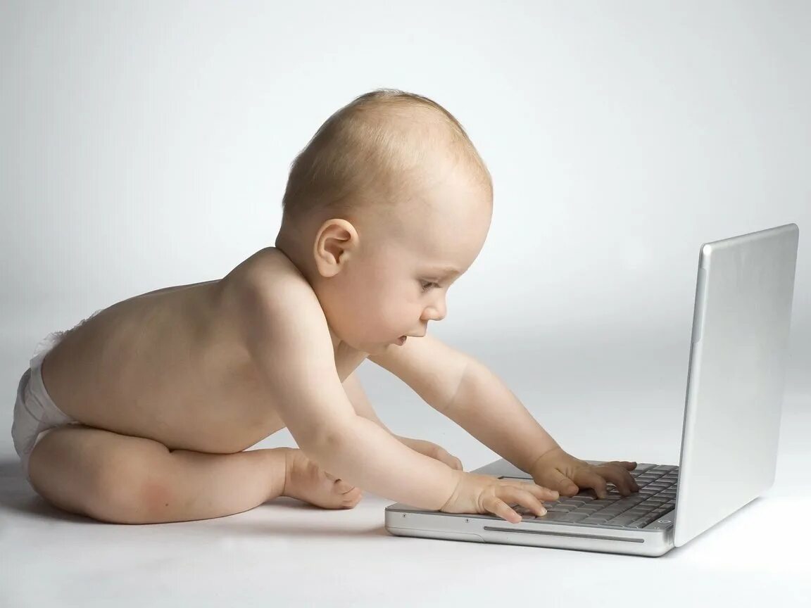 Детское сми. Компьютер для детей. Ребенок за компьютером. Маленький ребенок за компьютером. Компьютер картинка для детей.