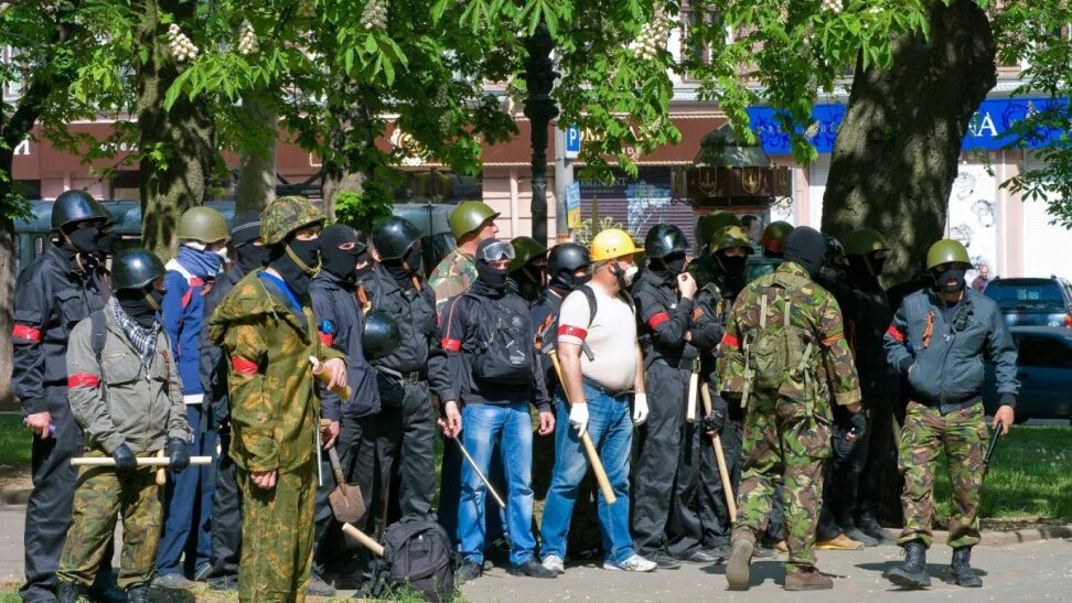 Мужчина 2 мая. Одесса 2 мая 2014 антимайдановцы. Одесса 2 мая 2014 сепаратисты. Одесса 2 мая антимайдановцы с оружием. Сепаратисты в Одессе 2 мая.