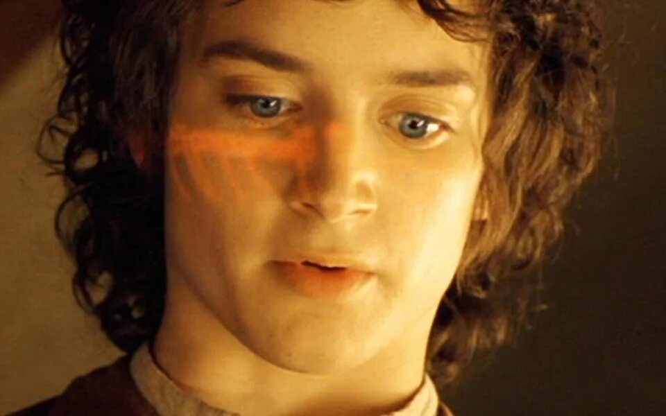 Же тем в оригинале. Фродо Бэггинс 2д. Фродо Эльфийский. Фродо не могу прочитать. Фродо Бэггинс с кольцом.