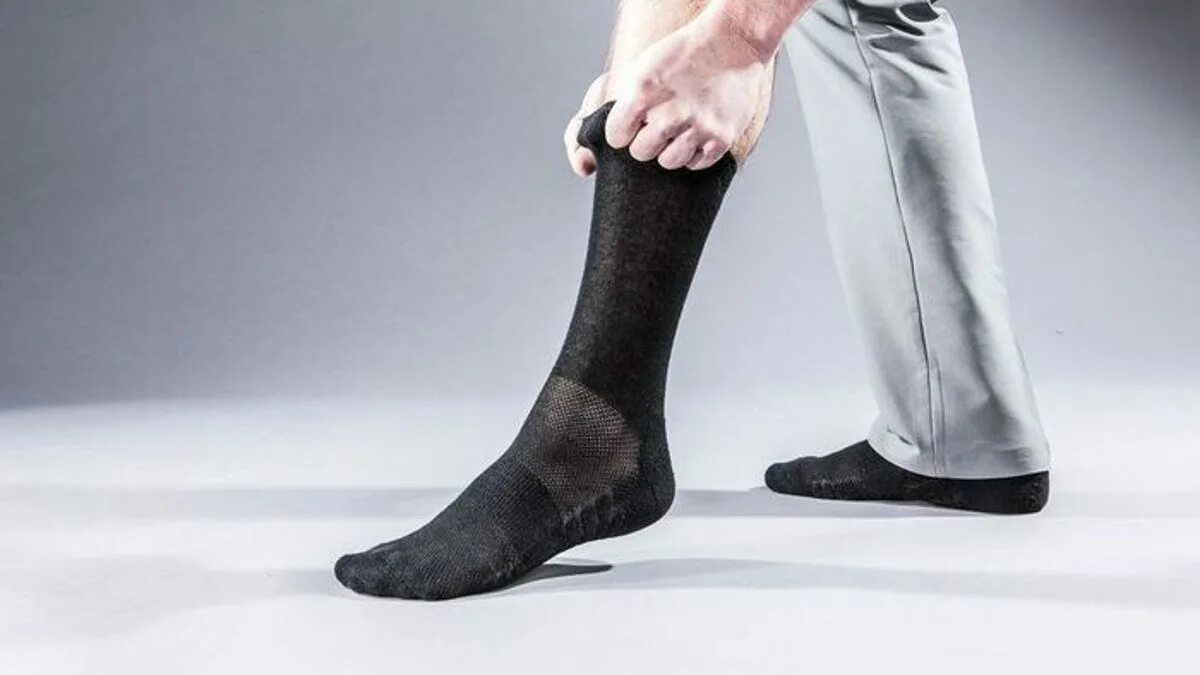 Носки мужские. Мужские ноги в носках. Носки мужские черные. Мужские черные носки на ногах. Средняя нога мужчины