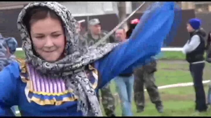 Казачияфланкеровка шашкой. Анастасия лаптева фланкировка шашкой. Фланкировка казачьей шашкой. Казачка с шашками видео. Танец с шашкой девушка.